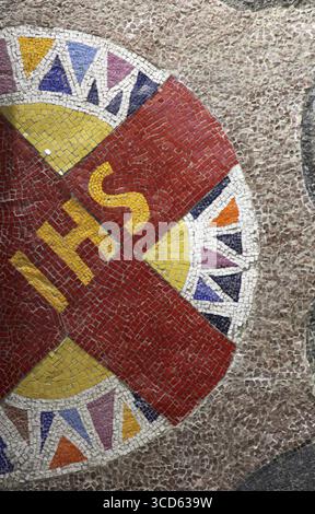 IHS anmelden: Jesus Hominum Salvator, Katholische Kirche Saint Eustache in Dobrota, Montenegro Stockfoto