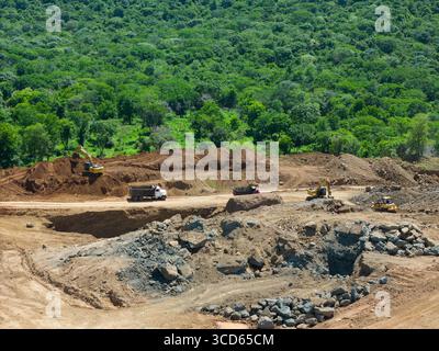 Steinbruchmaschinen auf grünem natürlichem Hintergrund, Drohnenansicht Stockfoto