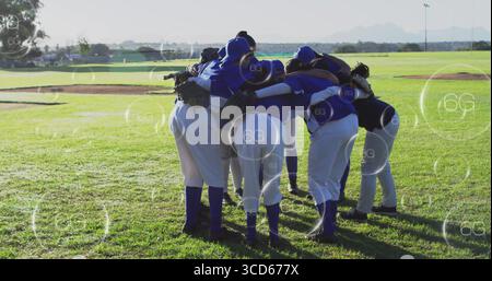 Das Baseballteam trägt blaue Trikots und Handschuhe auf dem sonnendurchfluteten Feld, mit schwebenden 6G-Symbolen Stockfoto