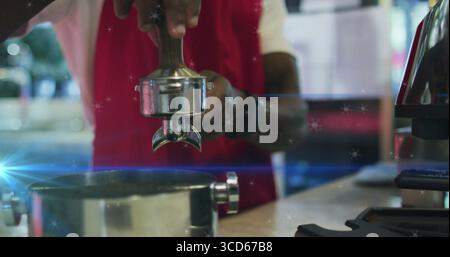 Barista-Tamping-Gelände mit roter Schürze hinter dem Café-Theke, mit Portafilter, Klopfbox und Manipulator Stockfoto