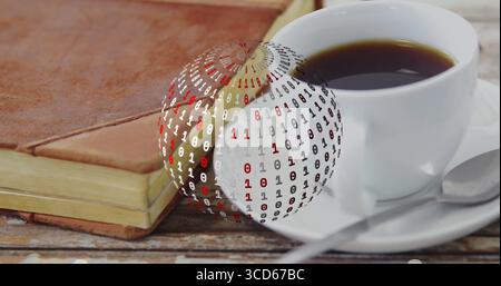 Mit braunem ledergebundenen Notizbuch auf Holztisch, Kaffeetasse und Binärkugel Stockfoto