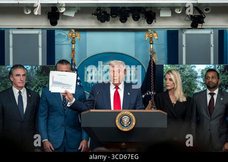 Washington, Vereinigte Staaten Von Amerika. August 2025. Washington, Vereinigte Staaten von Amerika. August 2025. US-Präsident Donald Trump, Center, kommentiert Verbrechen im District of Columbia während einer Pressekonferenz im James S. Brady Press Briefing Room des Weißen Hauses am 11. August 2025 in Washington, DC, kündigte Trump an, dass er die lokale Polizeiabteilung übernimmt und die Nationalgarde auf die Straßen von Washington entsendet. Quelle: Abe McNatt/White House Photo/Alamy Live News Stockfoto