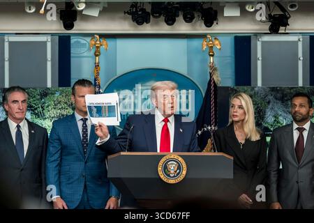 Washington, Vereinigte Staaten Von Amerika. August 2025. Washington, Vereinigte Staaten von Amerika. August 2025. US-Präsident Donald Trump, Center, kommentiert Verbrechen im District of Columbia während einer Pressekonferenz im James S. Brady Press Briefing Room des Weißen Hauses am 11. August 2025 in Washington, DC, kündigte Trump an, dass er die lokale Polizeiabteilung übernimmt und die Nationalgarde auf die Straßen von Washington entsendet. Quelle: Abe McNatt/White House Photo/Alamy Live News Stockfoto
