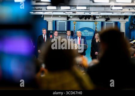 Washington, Vereinigte Staaten Von Amerika. August 2025. Washington, Vereinigte Staaten von Amerika. August 2025. US-Präsident Donald Trump, Center, kommentiert Verbrechen im District of Columbia während einer Pressekonferenz im James S. Brady Press Briefing Room des Weißen Hauses am 11. August 2025 in Washington, DC, kündigte Trump an, dass er die lokale Polizeiabteilung übernimmt und die Nationalgarde auf die Straßen von Washington entsendet. Quelle: Daniel Torok/White House Photo/Alamy Live News Stockfoto