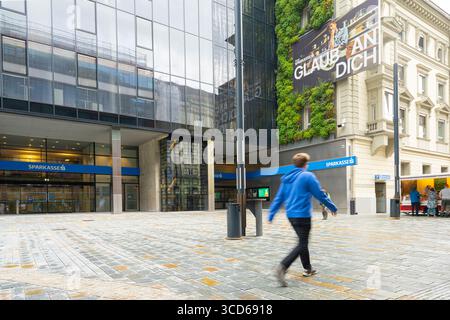 Innsbruck, Österreich. August 2025. Außenansicht der Sparkasse in der Innenstadt Stockfoto
