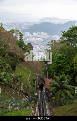Die von der Schweiz gebaute Penang Hill-Seilbahn wurde 1923 eröffnet. Der eingleisige Bahnhof Penang Hill verbindet die Gipfelstation auf Penang Stockfoto