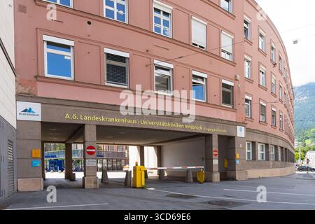 Innsbruck, Österreich. August 2025. Das Eingangstor zur Medizinischen Universität im Stadtzentrum Stockfoto