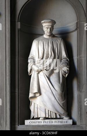 Cosimo Pater Patriae, Statue, die in den Nischen der Uffizien Kolonnade. Die erste Hälfte des 19. Jahrhunderts von 28 Statuen von berühmten Peop besetzt waren Stockfoto