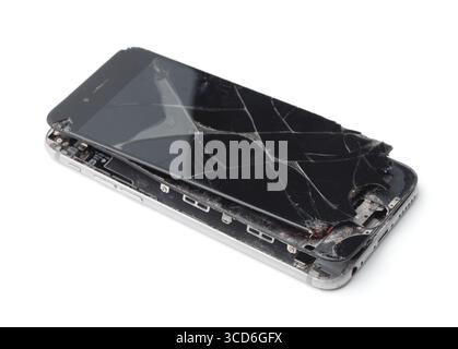 Zertrümmertes Smartphone mit defektem Bildschirm, isoliert auf weiß Stockfoto