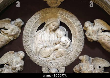 Madonna mit vier Engeln, Grab von Filippo Strozzi, Marmor, von Benedetto da majano, Santa Maria Novella Principal dominikanische Kirche in Florenz, Italien Stockfoto