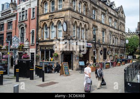 Madrid, Spanien. August 2025. Blick auf die Cateaton Street, in der Nähe der Kathedrale von Manchester, einer Straße mit Brauereien und Unterhaltungsmöglichkeiten in Manchester, 11. August 2025. Vereinigtes Königreich (Foto: Oscar Gonzalez/SIPA USA) Credit: SIPA USA/Alamy Live News Stockfoto