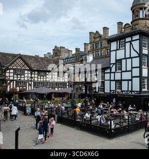 Madrid, Spanien. August 2025. Blick auf die Cateaton Street, in der Nähe der Kathedrale von Manchester, einer Straße mit Brauereien und Unterhaltungsmöglichkeiten in Manchester, 11. August 2025. Vereinigtes Königreich (Foto: Oscar Gonzalez/SIPA USA) Credit: SIPA USA/Alamy Live News Stockfoto