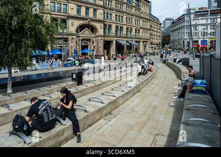Madrid, Spanien. August 2025. Blick auf die Cateaton Street, in der Nähe der Kathedrale von Manchester, einer Straße mit Brauereien und Unterhaltungsmöglichkeiten in Manchester, 11. August 2025. Vereinigtes Königreich (Foto: Oscar Gonzalez/SIPA USA) Credit: SIPA USA/Alamy Live News Stockfoto