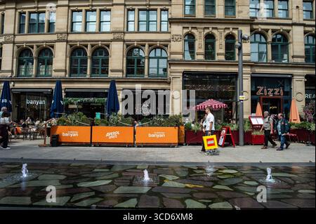 Madrid, Spanien. August 2025. Blick auf die Cateaton Street, in der Nähe der Kathedrale von Manchester, einer Straße mit Brauereien und Unterhaltungsmöglichkeiten in Manchester, 11. August 2025. Vereinigtes Königreich (Foto: Oscar Gonzalez/SIPA USA) Credit: SIPA USA/Alamy Live News Stockfoto