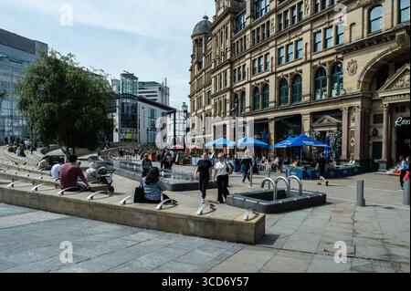 Madrid, Spanien. August 2025. Blick auf die Cateaton Street, in der Nähe der Kathedrale von Manchester, einer Straße mit Brauereien und Unterhaltungsmöglichkeiten in Manchester, 11. August 2025. Vereinigtes Königreich (Foto: Oscar Gonzalez/SIPA USA) Credit: SIPA USA/Alamy Live News Stockfoto