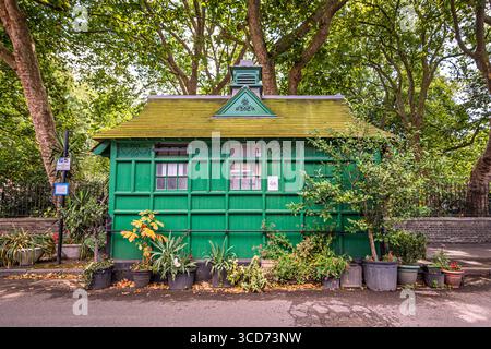 Green London Taxi Shelter, Wellington Place NW8 – in der Nähe des Lord's Cricket Ground Stockfoto