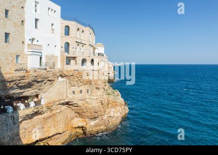Restaurant in einer Höhle in Polignano a Mare, Apulien, Italien Stockfoto