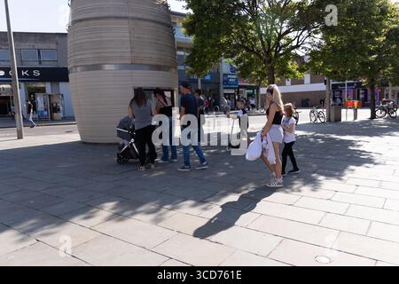 WESTON, Großbritannien - 8. AUGUST 2025 - Familien spazieren durch die Straßen des Stadtzentrums von Weston Super Mare, erkunden und genießen einen sonnigen Tag Stockfoto