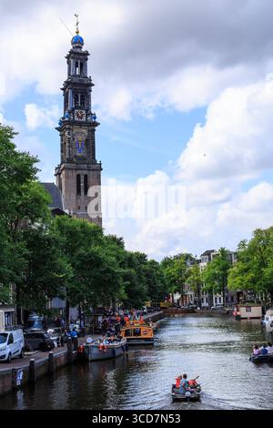Amsterdam, niederlande 15-07-25. Amsterdamer Kanal mit vielen Touristen und Passagierschiffen. Die Boote sind eine beliebte Art, Touristen um die Dose zu bringen Stockfoto