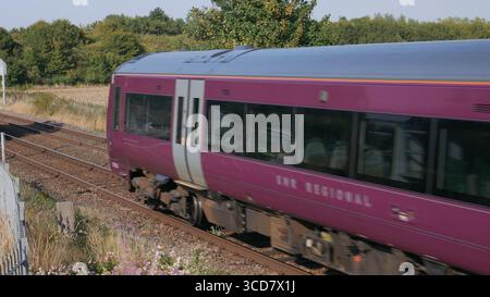 Ein Zug der Klasse 170 der EMR East Midlands Railways fährt durch Peterborough in Richtung Norden. Verbindungen verkehren zwischen Matlock, Derby, Nottingham, Nottingham nach Stockfoto