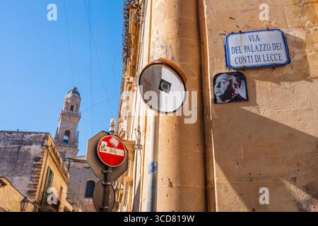 Straßen von Lecce mit Glockenturm der Kathedrale im Hintergrund, Lecce, Apulien, Italien Stockfoto