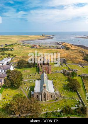 Luftaufnahme der St. Mary the Virgin Church und der Priory Lindisfarne auf Lindsfarne Island Northumberland, England, Großbritannien Stockfoto
