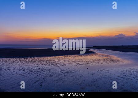 Sonnenuntergangshimmel über dem Meer am Abend, Abenddämmerung Himmel Horizont. Golden Hour Magie, atemberaubender Horizont, friedlicher Abend. Stockfoto