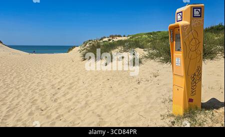 SOS-Notterminal am Negade-Strand gegenüber der Sanddüne und dem Atlantischen Ozean. Juni 2025. Soulac-sur-Mer, Medoc, Aquitaine, Frankreich. Stockfoto