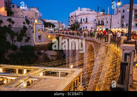 Ponte Borbonico su Lama Monachile Brücke beleuchtet bei Nacht, Polignano A Mare, Apulien, Italien Stockfoto
