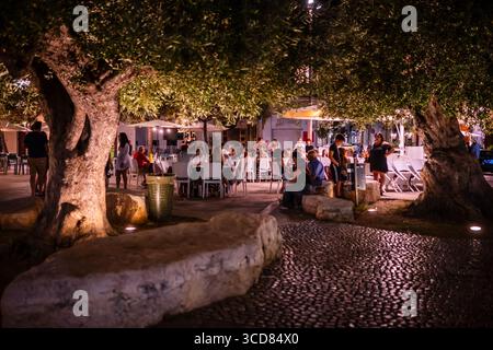 Restaurant-Terrassen umgeben von Bäumen auf einem Platz von Polignano a Mare, Italien Stockfoto