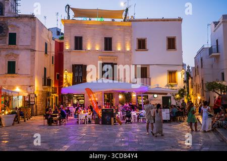Nachtleben auf den Terrassen und Restaurants von Polignano a Mare, Apulien, Italien Stockfoto