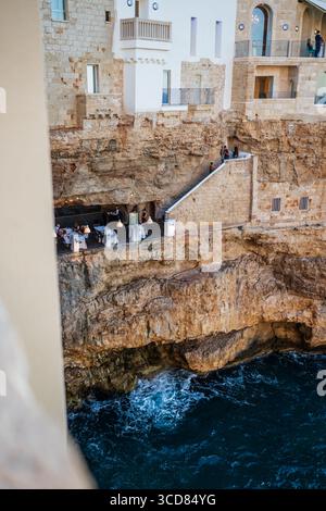 Restaurant Grotta Palazzese und Küste in Polignano a Mare, Italien Stockfoto