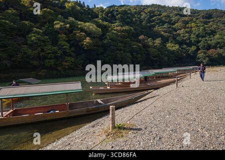 Traditionelle japanische Flachbodenboote auf den Schotterufern des Katsura River, Hozugawa River Boat Ride Destination Point, Sagatenryuji Susu Stockfoto