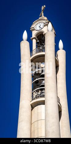 Moderner Uhrenturm mit Wendeltreppe und blauem Himmel. Stockfoto