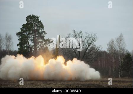Feuer, Rauch- und Staubwolken während des Raketenstarts. Sequenz von 6 Bildern. #1 Stockfoto