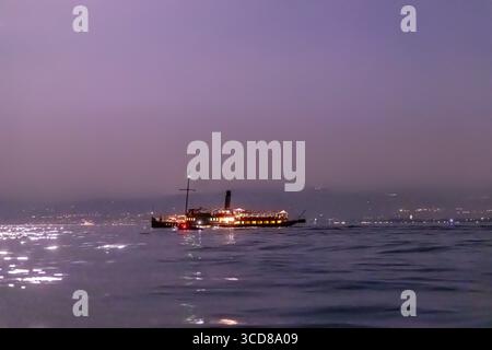 Das österreichische Dampfschiff Hohentwiel. Historischer Schaufelraddampfer unterwegs während einer Vollmondnacht auf dem Bodensee. // 09.08.2025. Immenstaad, Baden-Württemberg, Deutschland *** das österreichische Dampfschiff Hohentwiel historischer Raddampfer unterwegs während einer Vollmondnacht auf dem Bodensee 09 08 2025 Immenstaad, Baden-Württemberg, Deutschland Stockfoto