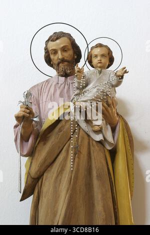 Hl. Josef mit Kind Jesus, Statue auf dem Altar in der Kirche der Jungfrau der Läuterung in Smokvica, Insel Korcula, Kroatien Stockfoto
