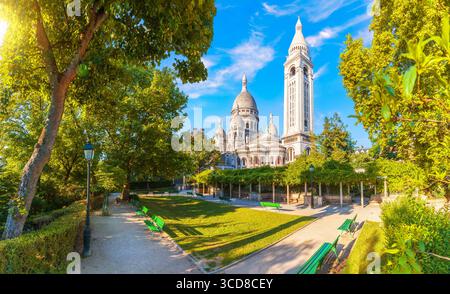 Basilika des Heiligen Herzens in Montmartre, Paris, Blick auf die Glockenturmseite vom Garten aus. Stockfoto