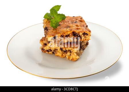 Obstkuchen-Scheiben mit Schokolade und Orangenmarmelade mit frischen Minzblättern auf einer weißen Platte mit goldenem Rand isoliert auf weiß mit Clipping PA Stockfoto