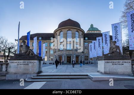 Zürich, Schweiz - 19. März 2025: Der Eingang manin des Zentrums der Universität Zürich. Es ist eine der besten Bildungseinrichtungen der Schweiz Stockfoto