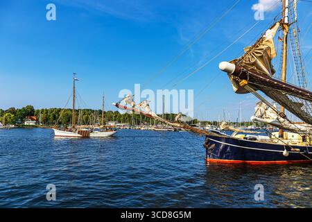 Segelschiffe Im Warnow Während Der Hanse Sail In Rostock. Stockfoto