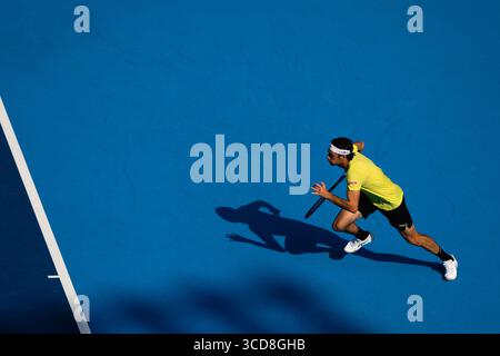 MASON, OHIO – 11. AUGUST: Taylor Fritz aus den USA im Kampf gegen Lorenzo Sonego aus Italien am 5. Tag der Cincinnati Open im Lindner Family Tennis Center am 11. August 2025 in Mason, Ohio. (Foto: Mauricio Paiz) Stockfoto