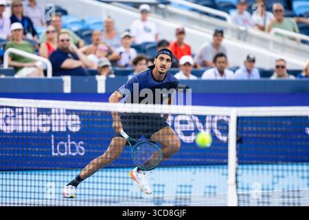MASON, OHIO – 11. AUGUST: Lorenzo Sonego aus Italien im Kampf gegen Taylor Fritz aus den USA am 5. Tag der Cincinnati Open im Lindner Family Tennis Center am 11. August 2025 in Mason, Ohio. (Foto: Mauricio Paiz) Stockfoto