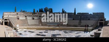 Panoramablick auf ein altes römisches Amphitheater in Merida, Spanien unter einem klaren blauen Himmel. Stockfoto
