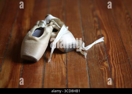 Nahaufnahme von Ballettschuhen auf Holzboden Stockfoto