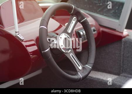 Lenkrad eines Motorbootes Nahaufnahme. Transport Stockfoto