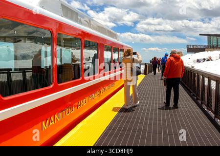 Manitou Springs, Colorado, USA - 21. Mai 2025: Menschen verlassen den Bahnsteig der Manitou and Pike's Peak Cog Railway an der Gipfelstation Stockfoto