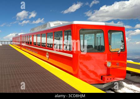 Manitou Springs, Colorado, USA - 21. Mai 2025: Zug auf der Manitou and Pike's Peak Cog Railway am Bahnhof auf dem Gipfel des Pike's Peak Mountain Stockfoto
