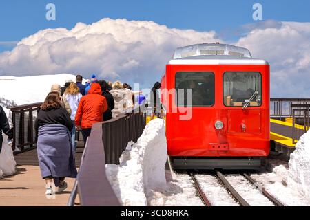 Manitou Springs, Colorado, USA - 21. Mai 2025: Menschen gehen zurück an Bord des Manitou and Pike's Peak Cog Eisenbahnzuges am Bahnhof auf dem Gipfel Stockfoto