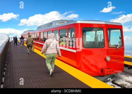 Manitou Springs, Colorado, USA - 21. Mai 2025: Menschen gehen zurück an Bord des Manitou and Pike's Peak Cog Eisenbahnzuges am Bahnhof auf dem Gipfel Stockfoto